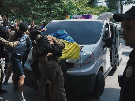 "Традиция и порядок": Участников мирного сбора подписей против гей-парада в Одессе избили и увезли в полицию