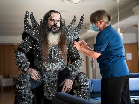 Финский Санта-Клаус и рок-звезда Mr. Lordi в демоническом образе завершили вакцинацию от коронавируса. Фото