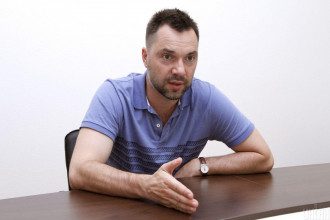     Арестович резко ответил Разумкову на его  совет "поехать в Талибан"    