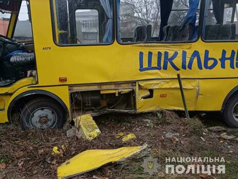 Во Львовской области школьный автобус столкнулся с грузовиком, дети получили травмы – полиция